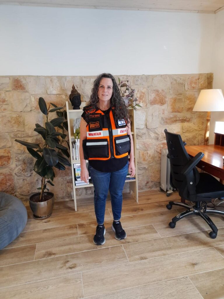 Dra. Tamar Shezinger
8
La Dra. Tamar Shezinger, voluntaria de United Hatzalah, permaneció hablando por teléfono con los niños durante 12 horas.
